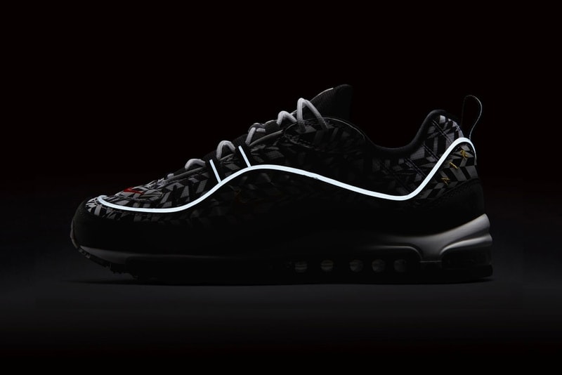 Nike より強烈な総柄プリントを採用した Air Max 98 “AOP” パックが登場 幾何学模様とカモ柄の個性豊かな2パターンがラインアップ スニーカーブームも一段落した90年代後半に登場したAir Max 98は、伝説のAir Max 95の生みの親、Sergio Lozano（セルジオ・ロザーノ）によって生み出されたシューズであるが、本モデルはそのアッパーのデザインや構成から、前年に発売された兄貴分のAir Max 97と比べるとカラフルで派手めの配色や素材を用いてリリースされる傾向にある。今回発表された“AOP(All-Over Print) ”パックでもその特徴が全面に出されている。  ブラック/ホワイトは〈ACRONYM®（アクロニウム）〉のAir VaporMax Moc 2にも通ずる幾何学模様が印象的であるが、ブラックのシュータンとマッドガードを装着することによって実際のデザイン以上に引き締まった印象を与える。一方、カモフラージュモデルは、部位によって異なるトーンのカモ柄がグラデーションのアッパーを構成。こちらのシュータンでも先述の幾何学模様が確認できる。両カラーウェイともにリフレクティブ素材のパイピングがあしらわれ、イエローで縁取りしたオレンジの小さなスウッシュを刺繍。そして、ソールはシンプルにホワイトのミッドソールに、当時の最先端テクノロジーであったフルレングスのMAX AIRが組み込まれ、アウトソールをブラックで仕上げている。  Air Max 98 “AOL”パックの発売日は5月31日（現地時間）、価格は160ドル（約176,00円）となる模様。上のフォトロールより各カラーウェイをチェックし、国内展開については〈Nike（ナイキ）〉からの続報を待とう。 HYPEBEAST