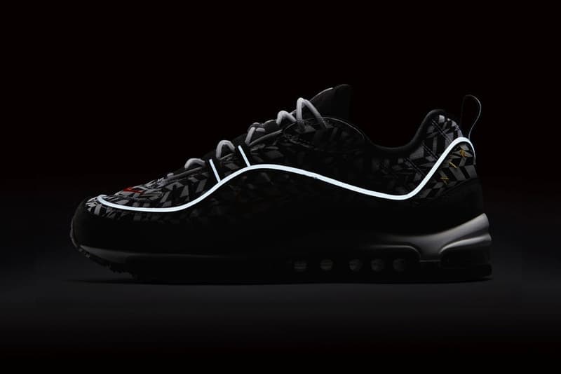 Nike より強烈な総柄プリントを採用した Air Max 98 “AOP” パックが登場 幾何学模様とカモ柄の個性豊かな2パターンがラインアップ スニーカーブームも一段落した90年代後半に登場したAir Max 98は、伝説のAir Max 95の生みの親、Sergio Lozano(セルジオ・ロザーノ)によって生み出されたシューズであるが、本モデルはそのアッパーのデザインや構成から、前年に発売された兄貴分のAir Max 97と比べるとカラフルで派手めの配色や素材を用いてリリースされる傾向にある。今回発表された“AOP(All-Over Print) ”パックでもその特徴が全面に出されている。 ブラック/ホワイトは〈ACRONYM®(アクロニウム)〉のAir VaporMax Moc 2にも通ずる幾何学模様が印象的であるが、ブラックのシュータンとマッドガードを装着することによって実際のデザイン以上に引き締まった印象を与える。一方、カモフラージュモデルは、部位によって異なるトーンのカモ柄がグラデーションのアッパーを構成。こちらのシュータンでも先述の幾何学模様が確認できる。両カラーウェイともにリフレクティブ素材のパイピングがあしらわれ、イエローで縁取りしたオレンジの小さなスウッシュを刺繍。そして、ソールはシンプルにホワイトのミッドソールに、当時の最先端テクノロジーであったフルレングスのMAX AIRが組み込まれ、アウトソールをブラックで仕上げている。 Air Max 98 “AOL”パックの発売日は5月31日(現地時間)、価格は160ドル(約176,00円)となる模様。上のフォトロールより各カラーウェイをチェックし、国内展開については〈Nike(ナイキ)〉からの続報を待とう。 HYPEBEAST