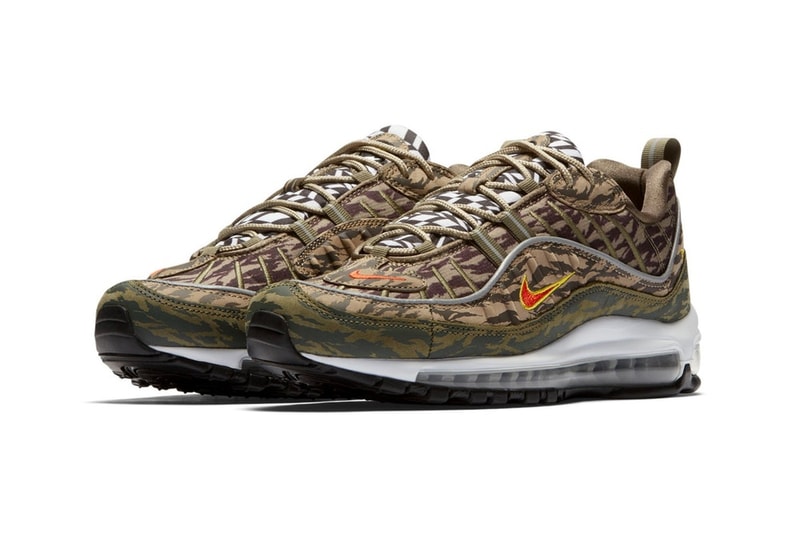 Nike より強烈な総柄プリントを採用した Air Max 98 “AOP” パックが登場 幾何学模様とカモ柄の個性豊かな2パターンがラインアップ スニーカーブームも一段落した90年代後半に登場したAir Max 98は、伝説のAir Max 95の生みの親、Sergio Lozano（セルジオ・ロザーノ）によって生み出されたシューズであるが、本モデルはそのアッパーのデザインや構成から、前年に発売された兄貴分のAir Max 97と比べるとカラフルで派手めの配色や素材を用いてリリースされる傾向にある。今回発表された“AOP(All-Over Print) ”パックでもその特徴が全面に出されている。  ブラック/ホワイトは〈ACRONYM®（アクロニウム）〉のAir VaporMax Moc 2にも通ずる幾何学模様が印象的であるが、ブラックのシュータンとマッドガードを装着することによって実際のデザイン以上に引き締まった印象を与える。一方、カモフラージュモデルは、部位によって異なるトーンのカモ柄がグラデーションのアッパーを構成。こちらのシュータンでも先述の幾何学模様が確認できる。両カラーウェイともにリフレクティブ素材のパイピングがあしらわれ、イエローで縁取りしたオレンジの小さなスウッシュを刺繍。そして、ソールはシンプルにホワイトのミッドソールに、当時の最先端テクノロジーであったフルレングスのMAX AIRが組み込まれ、アウトソールをブラックで仕上げている。  Air Max 98 “AOL”パックの発売日は5月31日（現地時間）、価格は160ドル（約176,00円）となる模様。上のフォトロールより各カラーウェイをチェックし、国内展開については〈Nike（ナイキ）〉からの続報を待とう。 HYPEBEAST