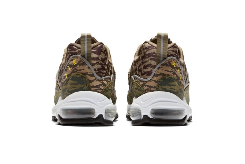 Nike より強烈な総柄プリントを採用した Air Max 98 “AOP” パックが登場 幾何学模様とカモ柄の個性豊かな2パターンがラインアップ スニーカーブームも一段落した90年代後半に登場したAir Max 98は、伝説のAir Max 95の生みの親、Sergio Lozano（セルジオ・ロザーノ）によって生み出されたシューズであるが、本モデルはそのアッパーのデザインや構成から、前年に発売された兄貴分のAir Max 97と比べるとカラフルで派手めの配色や素材を用いてリリースされる傾向にある。今回発表された“AOP(All-Over Print) ”パックでもその特徴が全面に出されている。  ブラック/ホワイトは〈ACRONYM®（アクロニウム）〉のAir VaporMax Moc 2にも通ずる幾何学模様が印象的であるが、ブラックのシュータンとマッドガードを装着することによって実際のデザイン以上に引き締まった印象を与える。一方、カモフラージュモデルは、部位によって異なるトーンのカモ柄がグラデーションのアッパーを構成。こちらのシュータンでも先述の幾何学模様が確認できる。両カラーウェイともにリフレクティブ素材のパイピングがあしらわれ、イエローで縁取りしたオレンジの小さなスウッシュを刺繍。そして、ソールはシンプルにホワイトのミッドソールに、当時の最先端テクノロジーであったフルレングスのMAX AIRが組み込まれ、アウトソールをブラックで仕上げている。  Air Max 98 “AOL”パックの発売日は5月31日（現地時間）、価格は160ドル（約176,00円）となる模様。上のフォトロールより各カラーウェイをチェックし、国内展開については〈Nike（ナイキ）〉からの続報を待とう。 HYPEBEAST