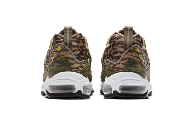 Nike より強烈な総柄プリントを採用した Air Max 98 “AOP” パックが登場 幾何学模様とカモ柄の個性豊かな2パターンがラインアップ スニーカーブームも一段落した90年代後半に登場したAir Max 98は、伝説のAir Max 95の生みの親、Sergio Lozano(セルジオ・ロザーノ)によって生み出されたシューズであるが、本モデルはそのアッパーのデザインや構成から、前年に発売された兄貴分のAir Max 97と比べるとカラフルで派手めの配色や素材を用いてリリースされる傾向にある。今回発表された“AOP(All-Over Print) ”パックでもその特徴が全面に出されている。 ブラック/ホワイトは〈ACRONYM®(アクロニウム)〉のAir VaporMax Moc 2にも通ずる幾何学模様が印象的であるが、ブラックのシュータンとマッドガードを装着することによって実際のデザイン以上に引き締まった印象を与える。一方、カモフラージュモデルは、部位によって異なるトーンのカモ柄がグラデーションのアッパーを構成。こちらのシュータンでも先述の幾何学模様が確認できる。両カラーウェイともにリフレクティブ素材のパイピングがあしらわれ、イエローで縁取りしたオレンジの小さなスウッシュを刺繍。そして、ソールはシンプルにホワイトのミッドソールに、当時の最先端テクノロジーであったフルレングスのMAX AIRが組み込まれ、アウトソールをブラックで仕上げている。 Air Max 98 “AOL”パックの発売日は5月31日(現地時間)、価格は160ドル(約176,00円)となる模様。上のフォトロールより各カラーウェイをチェックし、国内展開については〈Nike(ナイキ)〉からの続報を待とう。 HYPEBEAST