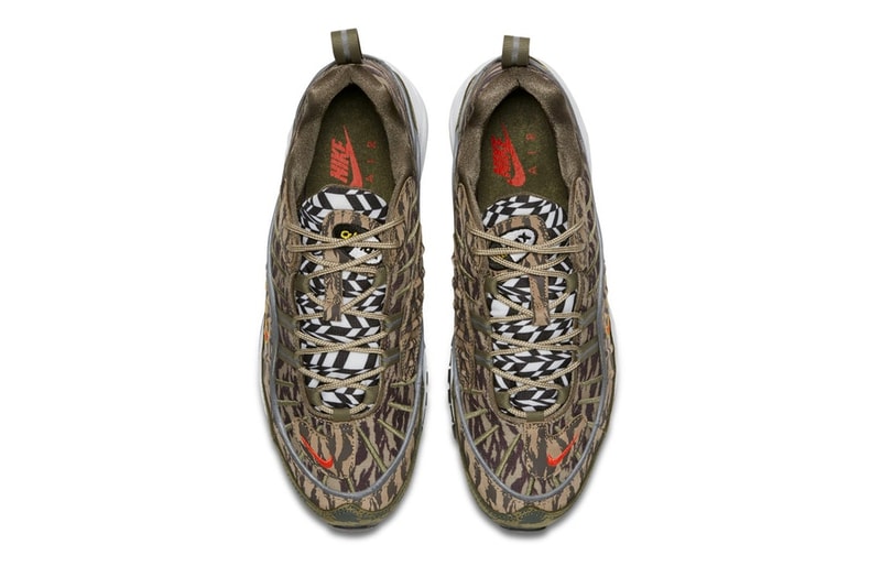 Nike より強烈な総柄プリントを採用した Air Max 98 “AOP” パックが登場 幾何学模様とカモ柄の個性豊かな2パターンがラインアップ スニーカーブームも一段落した90年代後半に登場したAir Max 98は、伝説のAir Max 95の生みの親、Sergio Lozano（セルジオ・ロザーノ）によって生み出されたシューズであるが、本モデルはそのアッパーのデザインや構成から、前年に発売された兄貴分のAir Max 97と比べるとカラフルで派手めの配色や素材を用いてリリースされる傾向にある。今回発表された“AOP(All-Over Print) ”パックでもその特徴が全面に出されている。  ブラック/ホワイトは〈ACRONYM®（アクロニウム）〉のAir VaporMax Moc 2にも通ずる幾何学模様が印象的であるが、ブラックのシュータンとマッドガードを装着することによって実際のデザイン以上に引き締まった印象を与える。一方、カモフラージュモデルは、部位によって異なるトーンのカモ柄がグラデーションのアッパーを構成。こちらのシュータンでも先述の幾何学模様が確認できる。両カラーウェイともにリフレクティブ素材のパイピングがあしらわれ、イエローで縁取りしたオレンジの小さなスウッシュを刺繍。そして、ソールはシンプルにホワイトのミッドソールに、当時の最先端テクノロジーであったフルレングスのMAX AIRが組み込まれ、アウトソールをブラックで仕上げている。  Air Max 98 “AOL”パックの発売日は5月31日（現地時間）、価格は160ドル（約176,00円）となる模様。上のフォトロールより各カラーウェイをチェックし、国内展開については〈Nike（ナイキ）〉からの続報を待とう。 HYPEBEAST