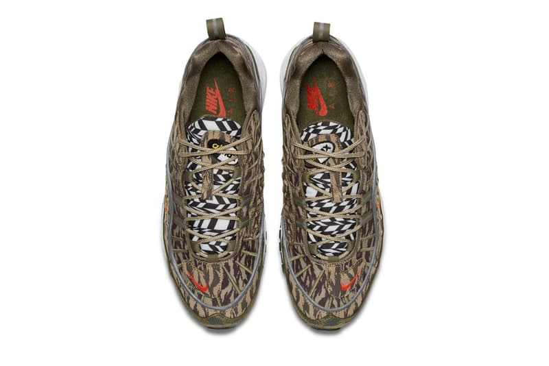 Nike より強烈な総柄プリントを採用した Air Max 98 “AOP” パックが登場 幾何学模様とカモ柄の個性豊かな2パターンがラインアップ スニーカーブームも一段落した90年代後半に登場したAir Max 98は、伝説のAir Max 95の生みの親、Sergio Lozano(セルジオ・ロザーノ)によって生み出されたシューズであるが、本モデルはそのアッパーのデザインや構成から、前年に発売された兄貴分のAir Max 97と比べるとカラフルで派手めの配色や素材を用いてリリースされる傾向にある。今回発表された“AOP(All-Over Print) ”パックでもその特徴が全面に出されている。 ブラック/ホワイトは〈ACRONYM®(アクロニウム)〉のAir VaporMax Moc 2にも通ずる幾何学模様が印象的であるが、ブラックのシュータンとマッドガードを装着することによって実際のデザイン以上に引き締まった印象を与える。一方、カモフラージュモデルは、部位によって異なるトーンのカモ柄がグラデーションのアッパーを構成。こちらのシュータンでも先述の幾何学模様が確認できる。両カラーウェイともにリフレクティブ素材のパイピングがあしらわれ、イエローで縁取りしたオレンジの小さなスウッシュを刺繍。そして、ソールはシンプルにホワイトのミッドソールに、当時の最先端テクノロジーであったフルレングスのMAX AIRが組み込まれ、アウトソールをブラックで仕上げている。 Air Max 98 “AOL”パックの発売日は5月31日(現地時間)、価格は160ドル(約176,00円)となる模様。上のフォトロールより各カラーウェイをチェックし、国内展開については〈Nike(ナイキ)〉からの続報を待とう。 HYPEBEAST