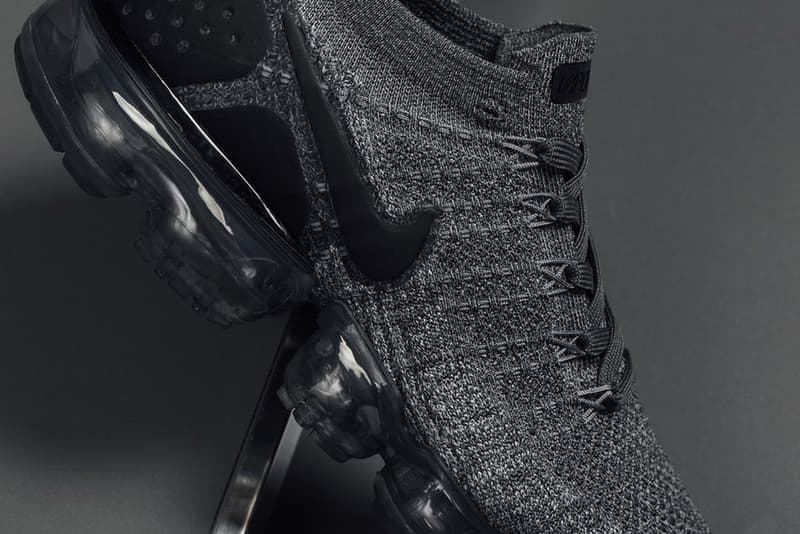 シックな色合いで大人の余裕を醸す Air VaporMax Flyknit 2.0 “Wolf Grey” がゲリラリリース 高い汎用性を持つブラック/グレーで統一した注目作はマストバイ Virgil Abloh ヴァージル・アブロー The Ten Nike ナイキ Air VaporMax Plus M2K Tekno ハイブリッドモデル Air VaporMax Flyknit 2.0 Wolf Grey VaporMaxソール スウッシュ ヒールケージ Flyknitアッパー Feature 190ドル 約20,804円 HYPEBEAST ハイプビースト