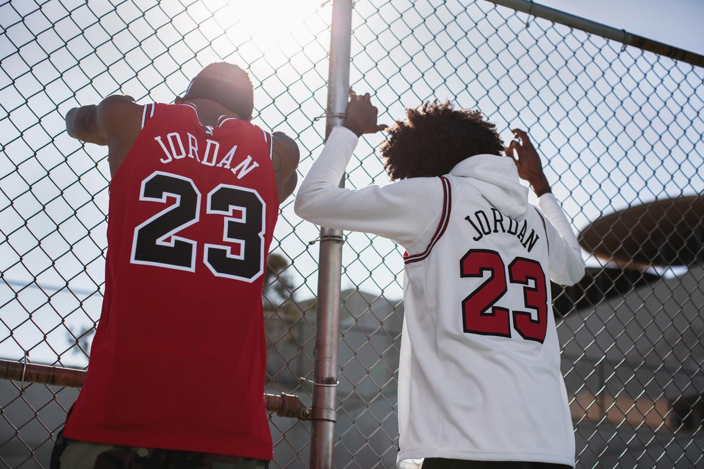 Nike がシカゴ・ブルズ時代のマイケル・ジョーダンのユニフォームを復刻 「Netflix」で公開されるバスケットボールの神様の最新ドキュメンタリーにフックしたMJファン垂涎のブルズジャージ 「ESPN 」と「Netflix」によるMichael Jordan（マイケル・ジョーダン）のドキュメンタリー制作発表に引き続き、〈Nike（ナイキ）〉が同作『The Last Dance（原題）』のリリースを記念して、シカゴ・ブルズ時代のMJのジャージを復刻するようだ。このMJファン垂涎のアイテムはNBA公認ジャージにも組み込まれているICチップ、NikeConnectを搭載し、2019年公開予定の『The Last Dance』をいち早く視聴できる仕様に。発売時期は明かされていないが、価格は特別な包装が施されたAuthenticが400ドル（約44,000円）で、ホーム＆アウェイ展開となるSwingmanが各120ドル（約13,000円）となる見込みだ。  ちなみに、Tinker Hatfield（ティンカー・ハットフィールド）がJordanの55歳の誕生日に贈ったプレゼントは何かご存知？ HYPEBEAST