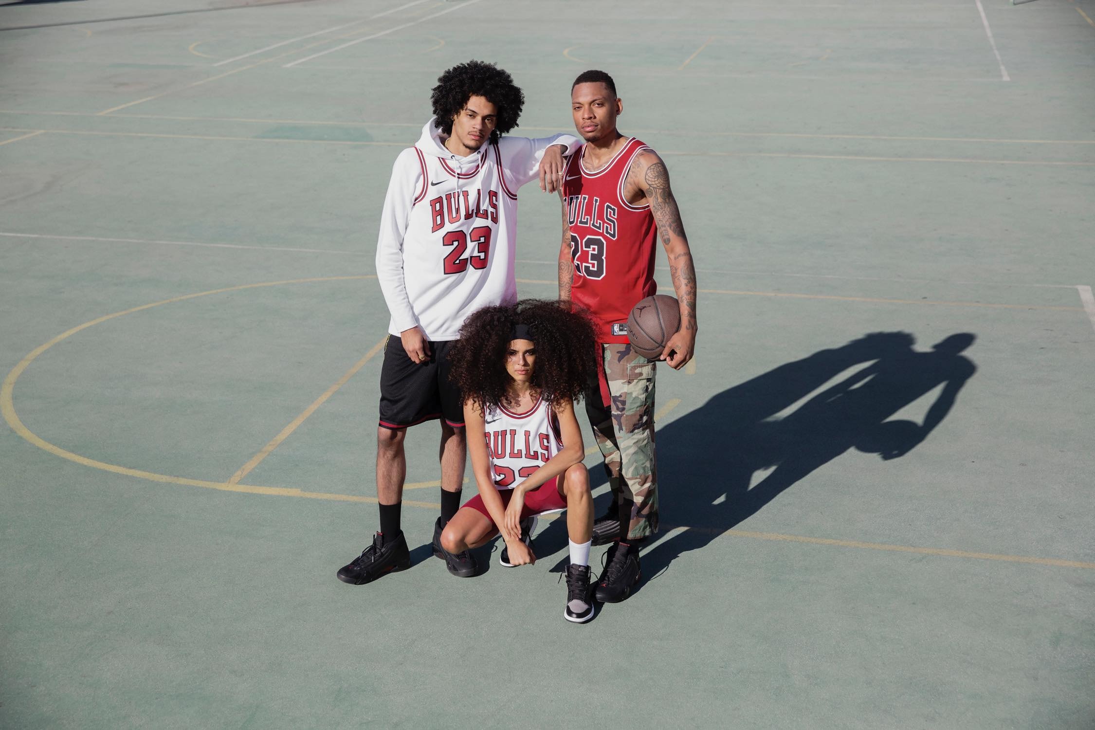 Nike がシカゴ・ブルズ時代のマイケル・ジョーダンのユニフォームを復刻 「Netflix」で公開されるバスケットボールの神様の最新ドキュメンタリーにフックしたMJファン垂涎のブルズジャージ 「ESPN 」と「Netflix」によるMichael Jordan（マイケル・ジョーダン）のドキュメンタリー制作発表に引き続き、〈Nike（ナイキ）〉が同作『The Last Dance（原題）』のリリースを記念して、シカゴ・ブルズ時代のMJのジャージを復刻するようだ。このMJファン垂涎のアイテムはNBA公認ジャージにも組み込まれているICチップ、NikeConnectを搭載し、2019年公開予定の『The Last Dance』をいち早く視聴できる仕様に。発売時期は明かされていないが、価格は特別な包装が施されたAuthenticが400ドル（約44,000円）で、ホーム＆アウェイ展開となるSwingmanが各120ドル（約13,000円）となる見込みだ。  ちなみに、Tinker Hatfield（ティンカー・ハットフィールド）がJordanの55歳の誕生日に贈ったプレゼントは何かご存知？ HYPEBEAST