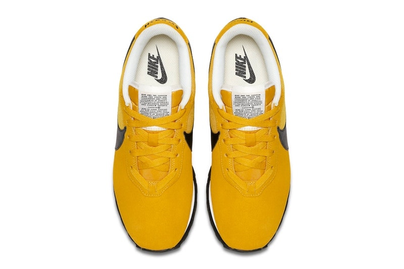 Nike がヴィンテージのランニングモデルを彷彿させる新作 Pre-Love OX を発表 ランニング界に革命を起こした不朽の名作のDNAを現代へと継承した〈Nike〉の新たな意欲作 〈Nike（ナイキ）〉と聞くと、やはりJordanシリーズやAir Maxなどを想像しがちだが、創設者であるBill Bowerman（ビル・バウワーマン）は元々陸上のトラックフィールドコーチであり、ブランドのルーツはランニングにある。その〈Nike〉を一流ブランドへと押し上げたのは他でもない、Billが開発した不朽の名作、Cortezだろう。その洗練されたフォルムと優れたクッショニングはスニーカーシーンに革命をもたらし、CortezのヴィンテージはWaffle RacerやLD-1000などと並び、伝説として現代に語り継がれている。  その〈Nike〉がブランドの原点に立ち返り、Pre-Love OXと題した新作を発表。山吹色を纏った本作からは、前述のランニングモデルのDNAを感じることだろう。特筆すべきディテールは、表裏を反転してあしらわれたシュータンのタグ。通常は筆記体ロゴが表に来るはずだが、Pre-Love OXでは商品説明の面を外側にしてタグが縫い付けられている。また、左右のヒールタブにも“NIKE”と“SWOOSH”の文字をそれぞれ並べ、アウトソールもAir Maxなどと比較して溝の深いものを採用している。  Pre-Love OXの発売日に関する詳細は明らかになっていないが、早ければ今年7月にもオンラインに登場する見込み。〈Nike〉はいつものごとく、『SNKRS』のアップデートを随時確認していこう。  同じくヴィンテージの香りが漂う〈Nike ACG〉の 2018年春夏コレクションもお見逃しなく。 HYPEBEAST
