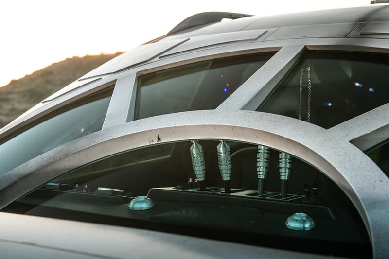 日産がハン・ソロの宇宙船ミレニアム・ファルコンそっくりにメイクオーバーした特別車を公開 ファンに堪らないファルコン号のディテールを忠実に落とし込んだスペシャルモデル HYPEBEAST Star Wars HYPEBEAST 『ローグ・ワン』、『最後のジェダイ』の際にもタイアッププロモーションを実施し、『スター・ウォーズ』のテーマに沿ったコンセプトカーでファンを驚かせてきた「日産」が、6月29日(金)公開の『ハン・ソロ/スター・ウォーズ・ストーリー』の公開に先駆け、今度はハン・ソロが船長を務める宇宙船ミレニアム・ファルコンに見立てた特別仕様車を公開。北米で販売されているクロスオーバーSUV車、Rogue(ローグ)をベースにエクステリア、インテリアともにハン・ソロの愛機を忠実に再現している。 ファルコン号といえば、“銀河一速いガラクタの塊”の異名を持ち、その古びた外観が特徴的であるが、本モデルでも表面にダメージやサビといった汚れ加工を施している。フロントウインドーには船体のコクピット部をかたどったフレームが取り付けられ、ルーフには疑似の4連レーザー砲を設置、リアゲートには噴射口になぞらえた3つの「BOSE」製大型スピーカーが埋め込まれている。また、ホイールのデザインも船体をイメージし、パープルに光るテールランプによってハイパードライブの輝きを表現。内装もコクピット内を複製したかのように、ダッシュボードやセンターコンソールにはレトロなスイッチ類、インストルメントパネルにはスティール製のレバーがあしらわれている。そして、『スター・ウォーズ エピソード4/新たなる希望』でチューバッカが頭をぶつけた幸運のサイコロもしっかりと吊るされている。 残念ながら、本モデルはプロモーション用に製作された車となり一般販売の予定はないが、映画公開まで待ちきれない方は上のフォトギャラリーよりミレニアム・ファルコン車の詳細をチェックしてみよう。 あわせて、『ハン・ソロ/スター・ウォーズ・ストーリー』より、若き日のイケイケなハン・ソロにフォーカスしたアクション満載の新予告編映像もプレイバックしておくべし。