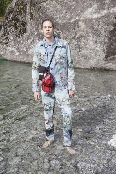 Off-White™ がアウトドア好きに贈る2019年クルーズコレクション タイダイ、ペイント加工デニム、カモフラ柄のダウンジャケットなど、“印象派”をキーワードに芸術的なアイテムとアウトドアウェアを同時提案 Air Jordan 1の新色発売に注目が集まるVirgil Abloh(ヴァージル・アブロー)が、本業の〈Off-White™(オフホワイト)〉から2019年クルーズコレクションのルックブックを公開した。“Impressionism(印象派)”と題した今季は、そのタイトルを汲み取り、キーピースに絵画的な要素を追加。大自然は背に撮影されたフォトセットでは、デニムジャケット&パンツやカモフラ柄のプロダクト、開襟シャツなど、Virgilの芸術性を感じさせるプロダクトとともに、再解釈されたマウンテンジャケットやダウンといったアウトドアウェアをクローズアップしている。 その他にもショルダーバッグやウエストポーチ、スニーカー、サンダルなどの新作も顔を覗かせる〈Off-White™〉の2019年クルーズコレクションは、今年後半に〈Off-White™〉の直営店ならびにオンラインストアにデリバリー予定。少し気が早いかもしれないが、上のフォトギャラリーより、今Virgilが〈Off-White™〉から提案したいスタイルをチェックしてみてはいかがだろうか。 あわせて、Andy Warhol(アンディ・ウォーホル)やJasper Johns(ジャスパー・ジョーンズ)が活躍した60年代のソーホーに着想を得た〈Off-White™〉と『The Webster(ザ・ウェブスター)』の限定カプセルもお見逃しなく。