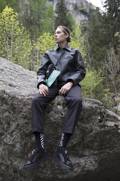 Off-White™ がアウトドア好きに贈る2019年クルーズコレクション タイダイ、ペイント加工デニム、カモフラ柄のダウンジャケットなど、“印象派”をキーワードに芸術的なアイテムとアウトドアウェアを同時提案 Air Jordan 1の新色発売に注目が集まるVirgil Abloh（ヴァージル・アブロー）が、本業の〈Off-White™（オフホワイト）〉から2019年クルーズコレクションのルックブックを公開した。“Impressionism（印象派）”と題した今季は、そのタイトルを汲み取り、キーピースに絵画的な要素を追加。大自然は背に撮影されたフォトセットでは、デニムジャケット＆パンツやカモフラ柄のプロダクト、開襟シャツなど、Virgilの芸術性を感じさせるプロダクトとともに、再解釈されたマウンテンジャケットやダウンといったアウトドアウェアをクローズアップしている。  その他にもショルダーバッグやウエストポーチ、スニーカー、サンダルなどの新作も顔を覗かせる〈Off-White™〉の2019年クルーズコレクションは、今年後半に〈Off-White™〉の直営店ならびにオンラインストアにデリバリー予定。少し気が早いかもしれないが、上のフォトギャラリーより、今Virgilが〈Off-White™〉から提案したいスタイルをチェックしてみてはいかがだろうか。  あわせて、Andy Warhol（アンディ・ウォーホル）やJasper Johns（ジャスパー・ジョーンズ）が活躍した60年代のソーホーに着想を得た〈Off-White™〉と『The Webster（ザ・ウェブスター）』の限定カプセルもお見逃しなく。