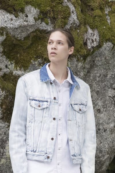 Off-White™ がアウトドア好きに贈る2019年クルーズコレクション タイダイ、ペイント加工デニム、カモフラ柄のダウンジャケットなど、“印象派”をキーワードに芸術的なアイテムとアウトドアウェアを同時提案 Air Jordan 1の新色発売に注目が集まるVirgil Abloh(ヴァージル・アブロー)が、本業の〈Off-White™(オフホワイト)〉から2019年クルーズコレクションのルックブックを公開した。“Impressionism(印象派)”と題した今季は、そのタイトルを汲み取り、キーピースに絵画的な要素を追加。大自然は背に撮影されたフォトセットでは、デニムジャケット&パンツやカモフラ柄のプロダクト、開襟シャツなど、Virgilの芸術性を感じさせるプロダクトとともに、再解釈されたマウンテンジャケットやダウンといったアウトドアウェアをクローズアップしている。 その他にもショルダーバッグやウエストポーチ、スニーカー、サンダルなどの新作も顔を覗かせる〈Off-White™〉の2019年クルーズコレクションは、今年後半に〈Off-White™〉の直営店ならびにオンラインストアにデリバリー予定。少し気が早いかもしれないが、上のフォトギャラリーより、今Virgilが〈Off-White™〉から提案したいスタイルをチェックしてみてはいかがだろうか。 あわせて、Andy Warhol(アンディ・ウォーホル)やJasper Johns(ジャスパー・ジョーンズ)が活躍した60年代のソーホーに着想を得た〈Off-White™〉と『The Webster(ザ・ウェブスター)』の限定カプセルもお見逃しなく。
