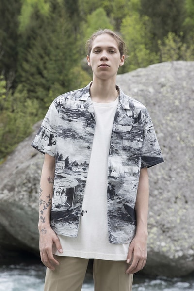 Off-White™ がアウトドア好きに贈る2019年クルーズコレクション タイダイ、ペイント加工デニム、カモフラ柄のダウンジャケットなど、“印象派”をキーワードに芸術的なアイテムとアウトドアウェアを同時提案 Air Jordan 1の新色発売に注目が集まるVirgil Abloh（ヴァージル・アブロー）が、本業の〈Off-White™（オフホワイト）〉から2019年クルーズコレクションのルックブックを公開した。“Impressionism（印象派）”と題した今季は、そのタイトルを汲み取り、キーピースに絵画的な要素を追加。大自然は背に撮影されたフォトセットでは、デニムジャケット＆パンツやカモフラ柄のプロダクト、開襟シャツなど、Virgilの芸術性を感じさせるプロダクトとともに、再解釈されたマウンテンジャケットやダウンといったアウトドアウェアをクローズアップしている。  その他にもショルダーバッグやウエストポーチ、スニーカー、サンダルなどの新作も顔を覗かせる〈Off-White™〉の2019年クルーズコレクションは、今年後半に〈Off-White™〉の直営店ならびにオンラインストアにデリバリー予定。少し気が早いかもしれないが、上のフォトギャラリーより、今Virgilが〈Off-White™〉から提案したいスタイルをチェックしてみてはいかがだろうか。  あわせて、Andy Warhol（アンディ・ウォーホル）やJasper Johns（ジャスパー・ジョーンズ）が活躍した60年代のソーホーに着想を得た〈Off-White™〉と『The Webster（ザ・ウェブスター）』の限定カプセルもお見逃しなく。