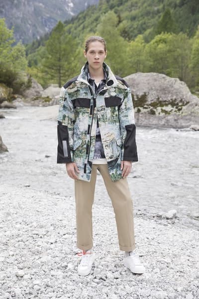 Off-White™ がアウトドア好きに贈る2019年クルーズコレクション タイダイ、ペイント加工デニム、カモフラ柄のダウンジャケットなど、“印象派”をキーワードに芸術的なアイテムとアウトドアウェアを同時提案 Air Jordan 1の新色発売に注目が集まるVirgil Abloh(ヴァージル・アブロー)が、本業の〈Off-White™(オフホワイト)〉から2019年クルーズコレクションのルックブックを公開した。“Impressionism(印象派)”と題した今季は、そのタイトルを汲み取り、キーピースに絵画的な要素を追加。大自然は背に撮影されたフォトセットでは、デニムジャケット&パンツやカモフラ柄のプロダクト、開襟シャツなど、Virgilの芸術性を感じさせるプロダクトとともに、再解釈されたマウンテンジャケットやダウンといったアウトドアウェアをクローズアップしている。 その他にもショルダーバッグやウエストポーチ、スニーカー、サンダルなどの新作も顔を覗かせる〈Off-White™〉の2019年クルーズコレクションは、今年後半に〈Off-White™〉の直営店ならびにオンラインストアにデリバリー予定。少し気が早いかもしれないが、上のフォトギャラリーより、今Virgilが〈Off-White™〉から提案したいスタイルをチェックしてみてはいかがだろうか。 あわせて、Andy Warhol(アンディ・ウォーホル)やJasper Johns(ジャスパー・ジョーンズ)が活躍した60年代のソーホーに着想を得た〈Off-White™〉と『The Webster(ザ・ウェブスター)』の限定カプセルもお見逃しなく。