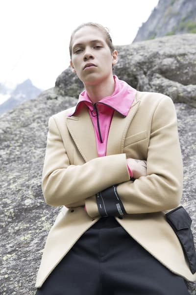 Off-White™ がアウトドア好きに贈る2019年クルーズコレクション タイダイ、ペイント加工デニム、カモフラ柄のダウンジャケットなど、“印象派”をキーワードに芸術的なアイテムとアウトドアウェアを同時提案 Air Jordan 1の新色発売に注目が集まるVirgil Abloh(ヴァージル・アブロー)が、本業の〈Off-White™(オフホワイト)〉から2019年クルーズコレクションのルックブックを公開した。“Impressionism(印象派)”と題した今季は、そのタイトルを汲み取り、キーピースに絵画的な要素を追加。大自然は背に撮影されたフォトセットでは、デニムジャケット&パンツやカモフラ柄のプロダクト、開襟シャツなど、Virgilの芸術性を感じさせるプロダクトとともに、再解釈されたマウンテンジャケットやダウンといったアウトドアウェアをクローズアップしている。 その他にもショルダーバッグやウエストポーチ、スニーカー、サンダルなどの新作も顔を覗かせる〈Off-White™〉の2019年クルーズコレクションは、今年後半に〈Off-White™〉の直営店ならびにオンラインストアにデリバリー予定。少し気が早いかもしれないが、上のフォトギャラリーより、今Virgilが〈Off-White™〉から提案したいスタイルをチェックしてみてはいかがだろうか。 あわせて、Andy Warhol(アンディ・ウォーホル)やJasper Johns(ジャスパー・ジョーンズ)が活躍した60年代のソーホーに着想を得た〈Off-White™〉と『The Webster(ザ・ウェブスター)』の限定カプセルもお見逃しなく。