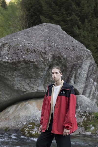 Off-White™ がアウトドア好きに贈る2019年クルーズコレクション タイダイ、ペイント加工デニム、カモフラ柄のダウンジャケットなど、“印象派”をキーワードに芸術的なアイテムとアウトドアウェアを同時提案 Air Jordan 1の新色発売に注目が集まるVirgil Abloh(ヴァージル・アブロー)が、本業の〈Off-White™(オフホワイト)〉から2019年クルーズコレクションのルックブックを公開した。“Impressionism(印象派)”と題した今季は、そのタイトルを汲み取り、キーピースに絵画的な要素を追加。大自然は背に撮影されたフォトセットでは、デニムジャケット&パンツやカモフラ柄のプロダクト、開襟シャツなど、Virgilの芸術性を感じさせるプロダクトとともに、再解釈されたマウンテンジャケットやダウンといったアウトドアウェアをクローズアップしている。 その他にもショルダーバッグやウエストポーチ、スニーカー、サンダルなどの新作も顔を覗かせる〈Off-White™〉の2019年クルーズコレクションは、今年後半に〈Off-White™〉の直営店ならびにオンラインストアにデリバリー予定。少し気が早いかもしれないが、上のフォトギャラリーより、今Virgilが〈Off-White™〉から提案したいスタイルをチェックしてみてはいかがだろうか。 あわせて、Andy Warhol(アンディ・ウォーホル)やJasper Johns(ジャスパー・ジョーンズ)が活躍した60年代のソーホーに着想を得た〈Off-White™〉と『The Webster(ザ・ウェブスター)』の限定カプセルもお見逃しなく。