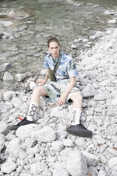 Off-White™ がアウトドア好きに贈る2019年クルーズコレクション タイダイ、ペイント加工デニム、カモフラ柄のダウンジャケットなど、“印象派”をキーワードに芸術的なアイテムとアウトドアウェアを同時提案 Air Jordan 1の新色発売に注目が集まるVirgil Abloh(ヴァージル・アブロー)が、本業の〈Off-White™(オフホワイト)〉から2019年クルーズコレクションのルックブックを公開した。“Impressionism(印象派)”と題した今季は、そのタイトルを汲み取り、キーピースに絵画的な要素を追加。大自然は背に撮影されたフォトセットでは、デニムジャケット&パンツやカモフラ柄のプロダクト、開襟シャツなど、Virgilの芸術性を感じさせるプロダクトとともに、再解釈されたマウンテンジャケットやダウンといったアウトドアウェアをクローズアップしている。 その他にもショルダーバッグやウエストポーチ、スニーカー、サンダルなどの新作も顔を覗かせる〈Off-White™〉の2019年クルーズコレクションは、今年後半に〈Off-White™〉の直営店ならびにオンラインストアにデリバリー予定。少し気が早いかもしれないが、上のフォトギャラリーより、今Virgilが〈Off-White™〉から提案したいスタイルをチェックしてみてはいかがだろうか。 あわせて、Andy Warhol(アンディ・ウォーホル)やJasper Johns(ジャスパー・ジョーンズ)が活躍した60年代のソーホーに着想を得た〈Off-White™〉と『The Webster(ザ・ウェブスター)』の限定カプセルもお見逃しなく。