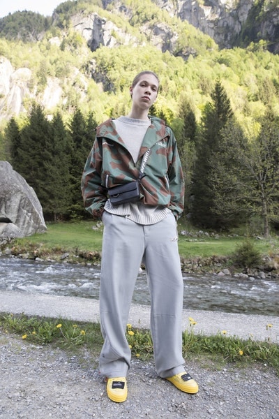 Off-White™ がアウトドア好きに贈る2019年クルーズコレクション タイダイ、ペイント加工デニム、カモフラ柄のダウンジャケットなど、“印象派”をキーワードに芸術的なアイテムとアウトドアウェアを同時提案 Air Jordan 1の新色発売に注目が集まるVirgil Abloh（ヴァージル・アブロー）が、本業の〈Off-White™（オフホワイト）〉から2019年クルーズコレクションのルックブックを公開した。“Impressionism（印象派）”と題した今季は、そのタイトルを汲み取り、キーピースに絵画的な要素を追加。大自然は背に撮影されたフォトセットでは、デニムジャケット＆パンツやカモフラ柄のプロダクト、開襟シャツなど、Virgilの芸術性を感じさせるプロダクトとともに、再解釈されたマウンテンジャケットやダウンといったアウトドアウェアをクローズアップしている。  その他にもショルダーバッグやウエストポーチ、スニーカー、サンダルなどの新作も顔を覗かせる〈Off-White™〉の2019年クルーズコレクションは、今年後半に〈Off-White™〉の直営店ならびにオンラインストアにデリバリー予定。少し気が早いかもしれないが、上のフォトギャラリーより、今Virgilが〈Off-White™〉から提案したいスタイルをチェックしてみてはいかがだろうか。  あわせて、Andy Warhol（アンディ・ウォーホル）やJasper Johns（ジャスパー・ジョーンズ）が活躍した60年代のソーホーに着想を得た〈Off-White™〉と『The Webster（ザ・ウェブスター）』の限定カプセルもお見逃しなく。