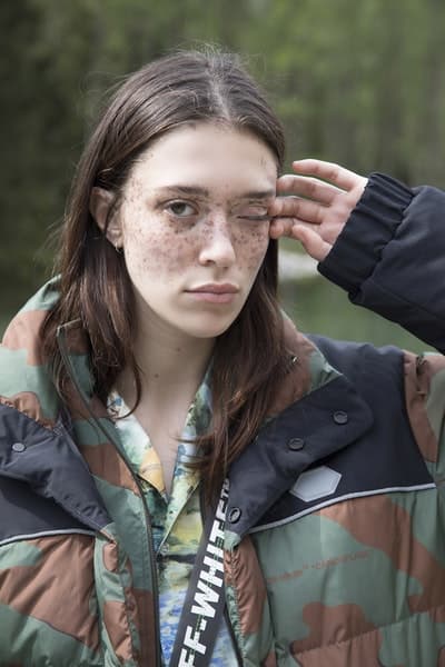 Off-White™ がアウトドア好きに贈る2019年クルーズコレクション タイダイ、ペイント加工デニム、カモフラ柄のダウンジャケットなど、“印象派”をキーワードに芸術的なアイテムとアウトドアウェアを同時提案 Air Jordan 1の新色発売に注目が集まるVirgil Abloh(ヴァージル・アブロー)が、本業の〈Off-White™(オフホワイト)〉から2019年クルーズコレクションのルックブックを公開した。“Impressionism(印象派)”と題した今季は、そのタイトルを汲み取り、キーピースに絵画的な要素を追加。大自然は背に撮影されたフォトセットでは、デニムジャケット&パンツやカモフラ柄のプロダクト、開襟シャツなど、Virgilの芸術性を感じさせるプロダクトとともに、再解釈されたマウンテンジャケットやダウンといったアウトドアウェアをクローズアップしている。 その他にもショルダーバッグやウエストポーチ、スニーカー、サンダルなどの新作も顔を覗かせる〈Off-White™〉の2019年クルーズコレクションは、今年後半に〈Off-White™〉の直営店ならびにオンラインストアにデリバリー予定。少し気が早いかもしれないが、上のフォトギャラリーより、今Virgilが〈Off-White™〉から提案したいスタイルをチェックしてみてはいかがだろうか。 あわせて、Andy Warhol(アンディ・ウォーホル)やJasper Johns(ジャスパー・ジョーンズ)が活躍した60年代のソーホーに着想を得た〈Off-White™〉と『The Webster(ザ・ウェブスター)』の限定カプセルもお見逃しなく。