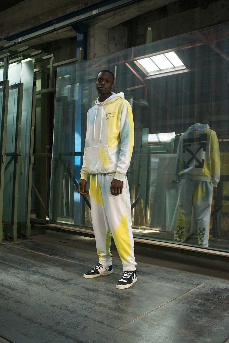Off-White™ と The Webster が夏の訪れを感じさせる色鮮やかなカプセルコレクションを制作 アンディ・ウォーホルやジャスパー・ジョーンズが活躍した60年代のソーホーが着想源 HYPEBEAST 今年1月に〈Raf Simons（ラフ・シモンズ）〉ともコラボレーションした高感度セレクト『The Webster（ザ・ウェブスター）』がソーホー店オープンを記念して、Virgil Abloh（ヴァージル・アブロー）が主宰する〈Off-White™（オフホワイト）〉を招聘し、カプセルコレクションを制作した。現在は不動産価値が高騰して一等地となってしまったが、Andy Warhol（アンディ・ウォーホル）やJasper Johns（ジャスパー・ジョーンズ）が暮らしていた60年代のソーホーに着想を得た同コレクションでは、今後流行が再燃しそうなタイダイのアイテムやグラデーションロゴを採用したフーディ、Tシャツなどを展開する。〈Off-White™〉x『The Webster』のカプセルは、5月17日（現地時間）より『The Webster』の実店舗ならびにオンラインストアにて発売開始。イメージビジュアルは、上のフォトギャラリーからご確認を。  ちなみに、『HYPEBEAST』が独占密着で撮影したVirgil初のアート展“PAY PER VIEW”のドキュメンタリーはもうチェックした？