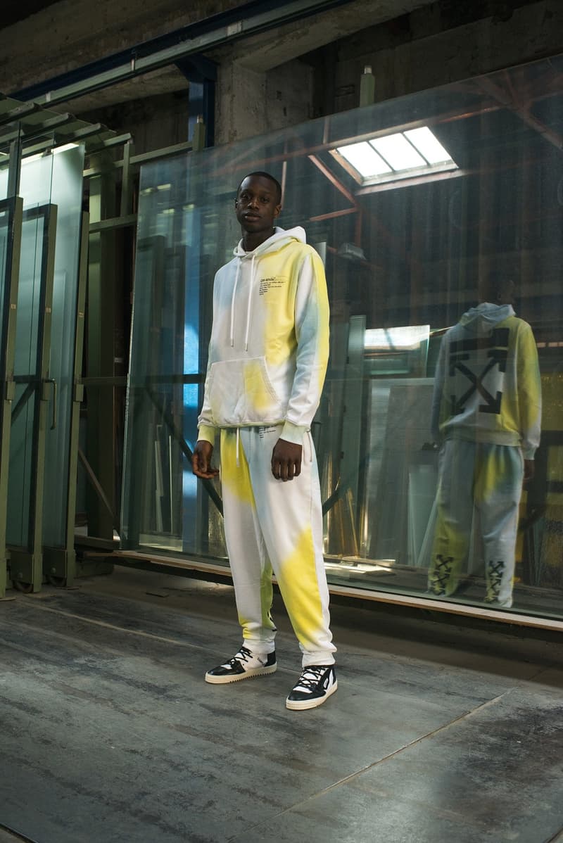 Off-White™ と The Webster が夏の訪れを感じさせる色鮮やかなカプセルコレクションを制作 アンディ・ウォーホルやジャスパー・ジョーンズが活躍した60年代のソーホーが着想源 HYPEBEAST 今年1月に〈Raf Simons(ラフ・シモンズ)〉ともコラボレーションした高感度セレクト『The Webster(ザ・ウェブスター)』がソーホー店オープンを記念して、Virgil Abloh(ヴァージル・アブロー)が主宰する〈Off-White™(オフホワイト)〉を招聘し、カプセルコレクションを制作した。現在は不動産価値が高騰して一等地となってしまったが、Andy Warhol(アンディ・ウォーホル)やJasper Johns(ジャスパー・ジョーンズ)が暮らしていた60年代のソーホーに着想を得た同コレクションでは、今後流行が再燃しそうなタイダイのアイテムやグラデーションロゴを採用したフーディ、Tシャツなどを展開する。〈Off-White™〉x『The Webster』のカプセルは、5月17日(現地時間)より『The Webster』の実店舗ならびにオンラインストアにて発売開始。イメージビジュアルは、上のフォトギャラリーからご確認を。 ちなみに、『HYPEBEAST』が独占密着で撮影したVirgil初のアート展“PAY PER VIEW”のドキュメンタリーはもうチェックした?