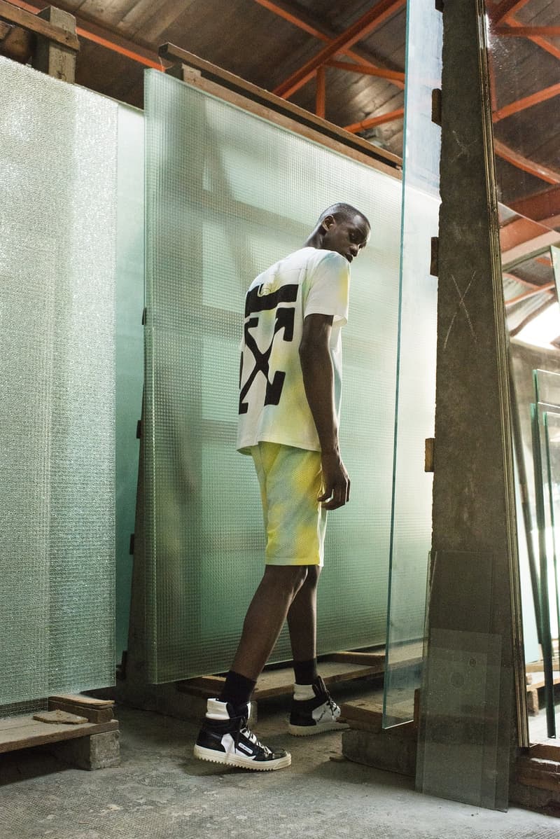 Off-White™ と The Webster が夏の訪れを感じさせる色鮮やかなカプセルコレクションを制作 アンディ・ウォーホルやジャスパー・ジョーンズが活躍した60年代のソーホーが着想源 HYPEBEAST 今年1月に〈Raf Simons(ラフ・シモンズ)〉ともコラボレーションした高感度セレクト『The Webster(ザ・ウェブスター)』がソーホー店オープンを記念して、Virgil Abloh(ヴァージル・アブロー)が主宰する〈Off-White™(オフホワイト)〉を招聘し、カプセルコレクションを制作した。現在は不動産価値が高騰して一等地となってしまったが、Andy Warhol(アンディ・ウォーホル)やJasper Johns(ジャスパー・ジョーンズ)が暮らしていた60年代のソーホーに着想を得た同コレクションでは、今後流行が再燃しそうなタイダイのアイテムやグラデーションロゴを採用したフーディ、Tシャツなどを展開する。〈Off-White™〉x『The Webster』のカプセルは、5月17日(現地時間)より『The Webster』の実店舗ならびにオンラインストアにて発売開始。イメージビジュアルは、上のフォトギャラリーからご確認を。 ちなみに、『HYPEBEAST』が独占密着で撮影したVirgil初のアート展“PAY PER VIEW”のドキュメンタリーはもうチェックした?