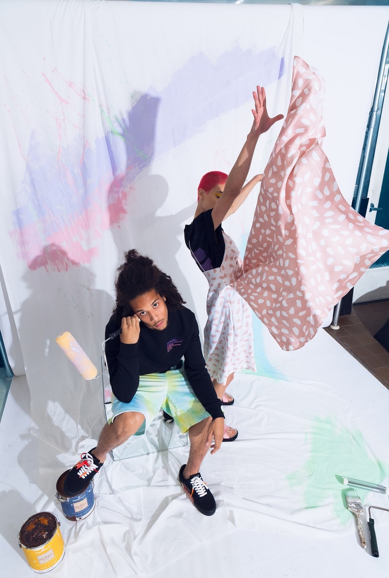 Off-White™ と The Webster が夏の訪れを感じさせる色鮮やかなカプセルコレクションを制作 アンディ・ウォーホルやジャスパー・ジョーンズが活躍した60年代のソーホーが着想源 HYPEBEAST 今年1月に〈Raf Simons（ラフ・シモンズ）〉ともコラボレーションした高感度セレクト『The Webster（ザ・ウェブスター）』がソーホー店オープンを記念して、Virgil Abloh（ヴァージル・アブロー）が主宰する〈Off-White™（オフホワイト）〉を招聘し、カプセルコレクションを制作した。現在は不動産価値が高騰して一等地となってしまったが、Andy Warhol（アンディ・ウォーホル）やJasper Johns（ジャスパー・ジョーンズ）が暮らしていた60年代のソーホーに着想を得た同コレクションでは、今後流行が再燃しそうなタイダイのアイテムやグラデーションロゴを採用したフーディ、Tシャツなどを展開する。〈Off-White™〉x『The Webster』のカプセルは、5月17日（現地時間）より『The Webster』の実店舗ならびにオンラインストアにて発売開始。イメージビジュアルは、上のフォトギャラリーからご確認を。  ちなみに、『HYPEBEAST』が独占密着で撮影したVirgil初のアート展“PAY PER VIEW”のドキュメンタリーはもうチェックした？