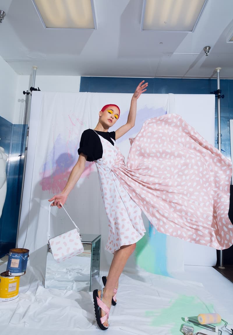 Off-White™ と The Webster が夏の訪れを感じさせる色鮮やかなカプセルコレクションを制作 アンディ・ウォーホルやジャスパー・ジョーンズが活躍した60年代のソーホーが着想源 HYPEBEAST 今年1月に〈Raf Simons（ラフ・シモンズ）〉ともコラボレーションした高感度セレクト『The Webster（ザ・ウェブスター）』がソーホー店オープンを記念して、Virgil Abloh（ヴァージル・アブロー）が主宰する〈Off-White™（オフホワイト）〉を招聘し、カプセルコレクションを制作した。現在は不動産価値が高騰して一等地となってしまったが、Andy Warhol（アンディ・ウォーホル）やJasper Johns（ジャスパー・ジョーンズ）が暮らしていた60年代のソーホーに着想を得た同コレクションでは、今後流行が再燃しそうなタイダイのアイテムやグラデーションロゴを採用したフーディ、Tシャツなどを展開する。〈Off-White™〉x『The Webster』のカプセルは、5月17日（現地時間）より『The Webster』の実店舗ならびにオンラインストアにて発売開始。イメージビジュアルは、上のフォトギャラリーからご確認を。  ちなみに、『HYPEBEAST』が独占密着で撮影したVirgil初のアート展“PAY PER VIEW”のドキュメンタリーはもうチェックした？