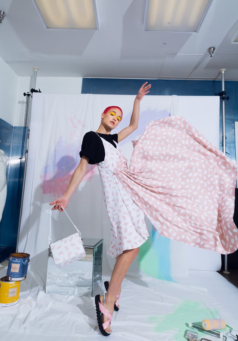 Off-White™ と The Webster が夏の訪れを感じさせる色鮮やかなカプセルコレクションを制作 アンディ・ウォーホルやジャスパー・ジョーンズが活躍した60年代のソーホーが着想源 HYPEBEAST 今年1月に〈Raf Simons(ラフ・シモンズ)〉ともコラボレーションした高感度セレクト『The Webster(ザ・ウェブスター)』がソーホー店オープンを記念して、Virgil Abloh(ヴァージル・アブロー)が主宰する〈Off-White™(オフホワイト)〉を招聘し、カプセルコレクションを制作した。現在は不動産価値が高騰して一等地となってしまったが、Andy Warhol(アンディ・ウォーホル)やJasper Johns(ジャスパー・ジョーンズ)が暮らしていた60年代のソーホーに着想を得た同コレクションでは、今後流行が再燃しそうなタイダイのアイテムやグラデーションロゴを採用したフーディ、Tシャツなどを展開する。〈Off-White™〉x『The Webster』のカプセルは、5月17日(現地時間)より『The Webster』の実店舗ならびにオンラインストアにて発売開始。イメージビジュアルは、上のフォトギャラリーからご確認を。 ちなみに、『HYPEBEAST』が独占密着で撮影したVirgil初のアート展“PAY PER VIEW”のドキュメンタリーはもうチェックした?