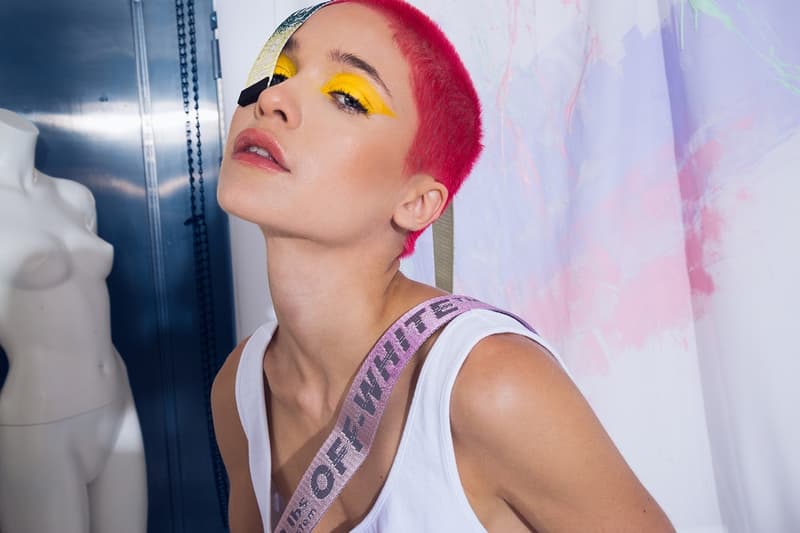 Off-White™ と The Webster が夏の訪れを感じさせる色鮮やかなカプセルコレクションを制作 アンディ・ウォーホルやジャスパー・ジョーンズが活躍した60年代のソーホーが着想源 HYPEBEAST 今年1月に〈Raf Simons（ラフ・シモンズ）〉ともコラボレーションした高感度セレクト『The Webster（ザ・ウェブスター）』がソーホー店オープンを記念して、Virgil Abloh（ヴァージル・アブロー）が主宰する〈Off-White™（オフホワイト）〉を招聘し、カプセルコレクションを制作した。現在は不動産価値が高騰して一等地となってしまったが、Andy Warhol（アンディ・ウォーホル）やJasper Johns（ジャスパー・ジョーンズ）が暮らしていた60年代のソーホーに着想を得た同コレクションでは、今後流行が再燃しそうなタイダイのアイテムやグラデーションロゴを採用したフーディ、Tシャツなどを展開する。〈Off-White™〉x『The Webster』のカプセルは、5月17日（現地時間）より『The Webster』の実店舗ならびにオンラインストアにて発売開始。イメージビジュアルは、上のフォトギャラリーからご確認を。  ちなみに、『HYPEBEAST』が独占密着で撮影したVirgil初のアート展“PAY PER VIEW”のドキュメンタリーはもうチェックした？