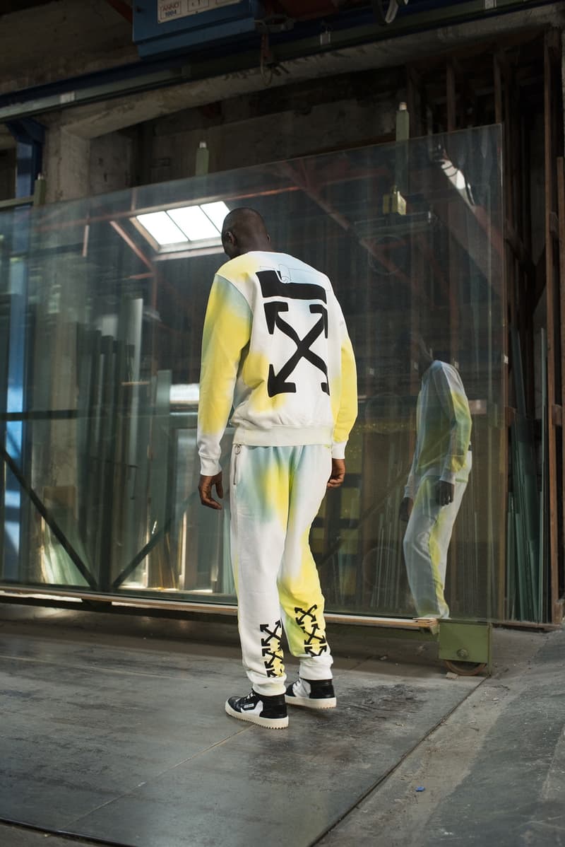 Off-White™ と The Webster が夏の訪れを感じさせる色鮮やかなカプセルコレクションを制作 アンディ・ウォーホルやジャスパー・ジョーンズが活躍した60年代のソーホーが着想源 HYPEBEAST 今年1月に〈Raf Simons(ラフ・シモンズ)〉ともコラボレーションした高感度セレクト『The Webster(ザ・ウェブスター)』がソーホー店オープンを記念して、Virgil Abloh(ヴァージル・アブロー)が主宰する〈Off-White™(オフホワイト)〉を招聘し、カプセルコレクションを制作した。現在は不動産価値が高騰して一等地となってしまったが、Andy Warhol(アンディ・ウォーホル)やJasper Johns(ジャスパー・ジョーンズ)が暮らしていた60年代のソーホーに着想を得た同コレクションでは、今後流行が再燃しそうなタイダイのアイテムやグラデーションロゴを採用したフーディ、Tシャツなどを展開する。〈Off-White™〉x『The Webster』のカプセルは、5月17日(現地時間)より『The Webster』の実店舗ならびにオンラインストアにて発売開始。イメージビジュアルは、上のフォトギャラリーからご確認を。 ちなみに、『HYPEBEAST』が独占密着で撮影したVirgil初のアート展“PAY PER VIEW”のドキュメンタリーはもうチェックした?