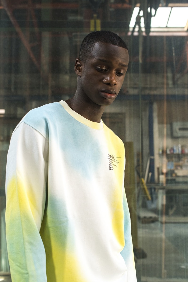 Off-White™ と The Webster が夏の訪れを感じさせる色鮮やかなカプセルコレクションを制作 アンディ・ウォーホルやジャスパー・ジョーンズが活躍した60年代のソーホーが着想源 HYPEBEAST 今年1月に〈Raf Simons（ラフ・シモンズ）〉ともコラボレーションした高感度セレクト『The Webster（ザ・ウェブスター）』がソーホー店オープンを記念して、Virgil Abloh（ヴァージル・アブロー）が主宰する〈Off-White™（オフホワイト）〉を招聘し、カプセルコレクションを制作した。現在は不動産価値が高騰して一等地となってしまったが、Andy Warhol（アンディ・ウォーホル）やJasper Johns（ジャスパー・ジョーンズ）が暮らしていた60年代のソーホーに着想を得た同コレクションでは、今後流行が再燃しそうなタイダイのアイテムやグラデーションロゴを採用したフーディ、Tシャツなどを展開する。〈Off-White™〉x『The Webster』のカプセルは、5月17日（現地時間）より『The Webster』の実店舗ならびにオンラインストアにて発売開始。イメージビジュアルは、上のフォトギャラリーからご確認を。  ちなみに、『HYPEBEAST』が独占密着で撮影したVirgil初のアート展“PAY PER VIEW”のドキュメンタリーはもうチェックした？