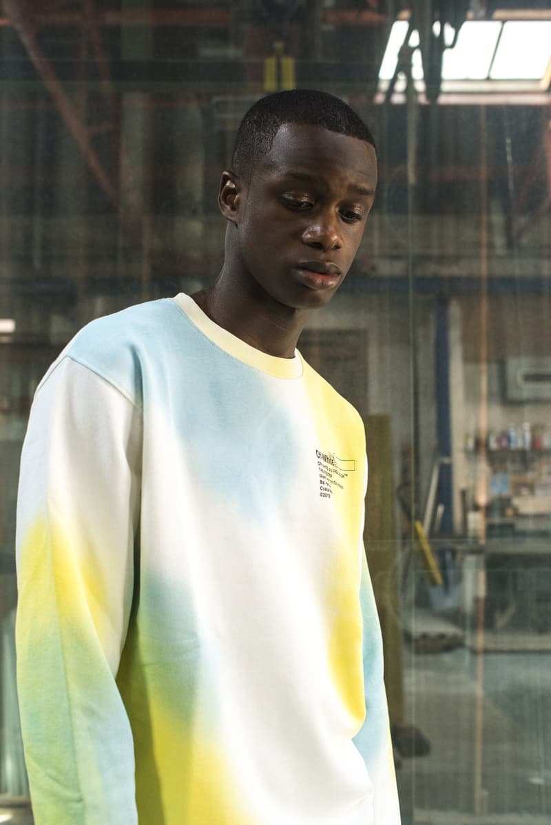Off-White™ と The Webster が夏の訪れを感じさせる色鮮やかなカプセルコレクションを制作 アンディ・ウォーホルやジャスパー・ジョーンズが活躍した60年代のソーホーが着想源 HYPEBEAST 今年1月に〈Raf Simons(ラフ・シモンズ)〉ともコラボレーションした高感度セレクト『The Webster(ザ・ウェブスター)』がソーホー店オープンを記念して、Virgil Abloh(ヴァージル・アブロー)が主宰する〈Off-White™(オフホワイト)〉を招聘し、カプセルコレクションを制作した。現在は不動産価値が高騰して一等地となってしまったが、Andy Warhol(アンディ・ウォーホル)やJasper Johns(ジャスパー・ジョーンズ)が暮らしていた60年代のソーホーに着想を得た同コレクションでは、今後流行が再燃しそうなタイダイのアイテムやグラデーションロゴを採用したフーディ、Tシャツなどを展開する。〈Off-White™〉x『The Webster』のカプセルは、5月17日(現地時間)より『The Webster』の実店舗ならびにオンラインストアにて発売開始。イメージビジュアルは、上のフォトギャラリーからご確認を。 ちなみに、『HYPEBEAST』が独占密着で撮影したVirgil初のアート展“PAY PER VIEW”のドキュメンタリーはもうチェックした?