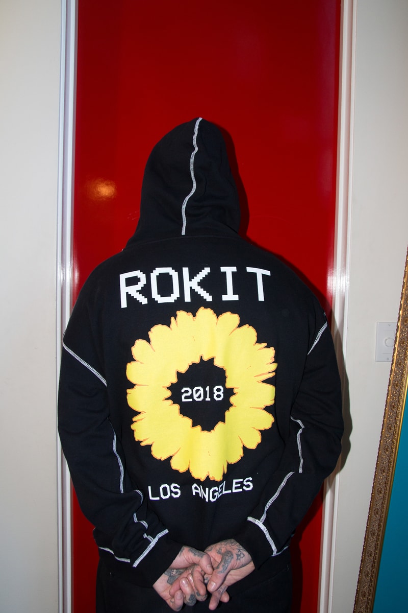monkey time が PLEASURES x ROKIT のコラボカプセルを発売 コレクションの着想元はパンクロックのショーやバスケの試合が行われるカルチャーハブとしての体育館 昨年は『HYPEBEAST』ともコラボカプセルを展開してくれたロサンゼルスの〈PLEASURES（プレジャーズ）〉が同郷の親日ブランド〈ROKIT（ロキット）〉と手を組み、『monkey time（モンキー タイム）』でカプセルコレクションをリリースする。本カプセルの着想元は、体育館にまつわる若者達のムーブメント。単なるレクリエーションセンターとしてだけでなく、パンクロックのショーやスクールダンス、バスケットボールの試合など、体育館が担うカルチャーハブとしての役割が、フレンチテリーのフーディやグラフィックTシャツを含むプロダクトに落とし込まれている。  全11型構成となる〈PLEASURES〉x〈ROKIT〉は、5月19日（土）より『monkey time』の原宿、新宿、大阪店およびオンラインストアにて発売。   また、〈PLEASURES〉と言えば、香港/上海を拠点とする新鋭クリエイティブ集団「Yeti Out（イェティ アウト）」とのコラボレーションもお見逃しなく。