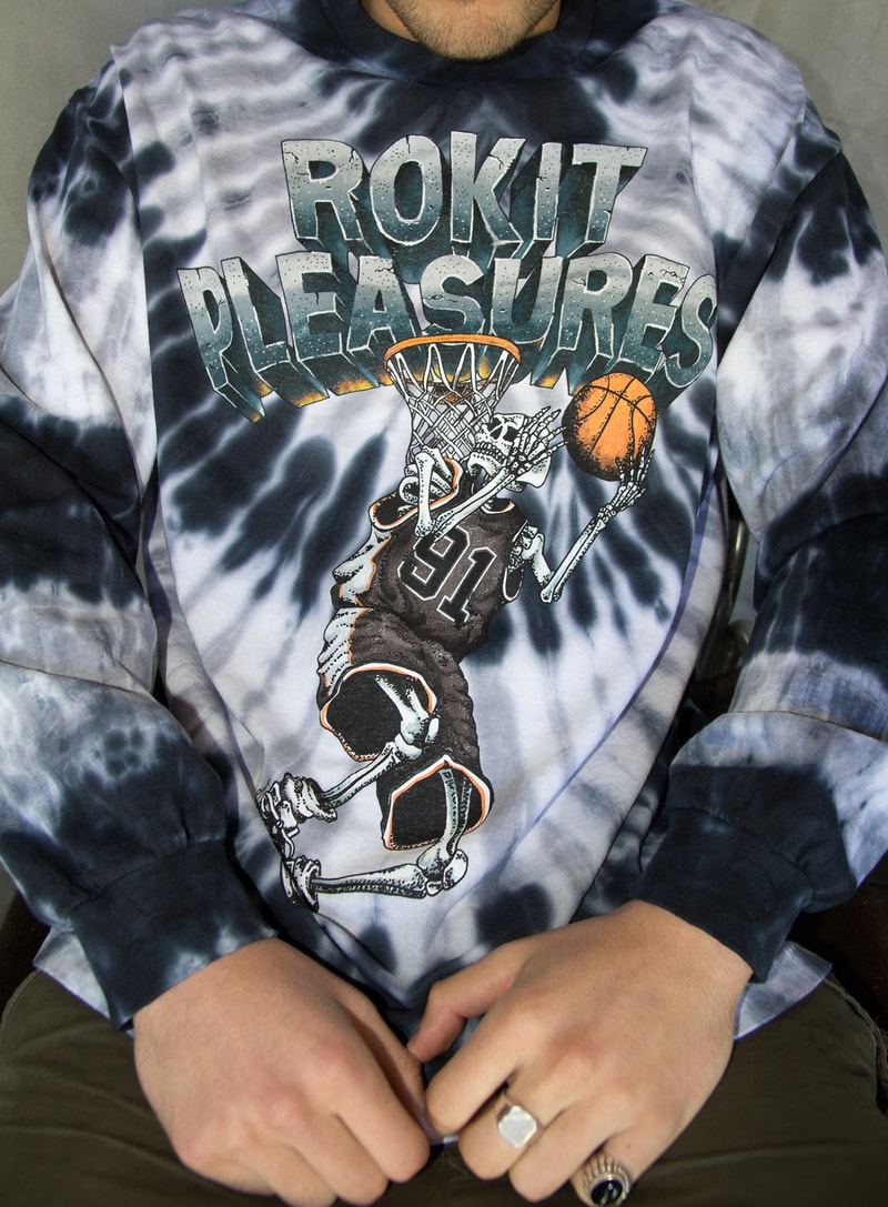 monkey time が PLEASURES x ROKIT のコラボカプセルを発売 コレクションの着想元はパンクロックのショーやバスケの試合が行われるカルチャーハブとしての体育館 昨年は『HYPEBEAST』ともコラボカプセルを展開してくれたロサンゼルスの〈PLEASURES（プレジャーズ）〉が同郷の親日ブランド〈ROKIT（ロキット）〉と手を組み、『monkey time（モンキー タイム）』でカプセルコレクションをリリースする。本カプセルの着想元は、体育館にまつわる若者達のムーブメント。単なるレクリエーションセンターとしてだけでなく、パンクロックのショーやスクールダンス、バスケットボールの試合など、体育館が担うカルチャーハブとしての役割が、フレンチテリーのフーディやグラフィックTシャツを含むプロダクトに落とし込まれている。  全11型構成となる〈PLEASURES〉x〈ROKIT〉は、5月19日（土）より『monkey time』の原宿、新宿、大阪店およびオンラインストアにて発売。   また、〈PLEASURES〉と言えば、香港/上海を拠点とする新鋭クリエイティブ集団「Yeti Out（イェティ アウト）」とのコラボレーションもお見逃しなく。