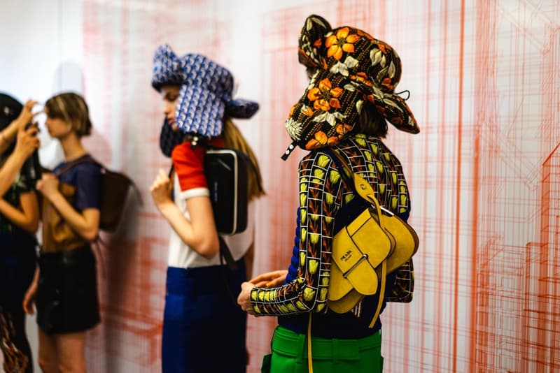桁外れの高級感で観客を圧倒した Prada 2019年リゾートコレクションの舞台裏に密着 メゾンブランドとしての本気が垣間見えるファブリックデザインをご堪能あれ Prada Sport Prada プラダ ミラノ ニューヨーク 2019年リゾートコレクション 幾何学模様 ジャカード織 ファブリック デザイン パイロット帽 舞台裏 HYPEBEAST ハイプビースト