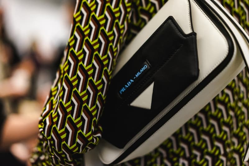 桁外れの高級感で観客を圧倒した Prada 2019年リゾートコレクションの舞台裏に密着 メゾンブランドとしての本気が垣間見えるファブリックデザインをご堪能あれ Prada Sport Prada プラダ ミラノ ニューヨーク 2019年リゾートコレクション 幾何学模様 ジャカード織 ファブリック デザイン パイロット帽 舞台裏 HYPEBEAST ハイプビースト