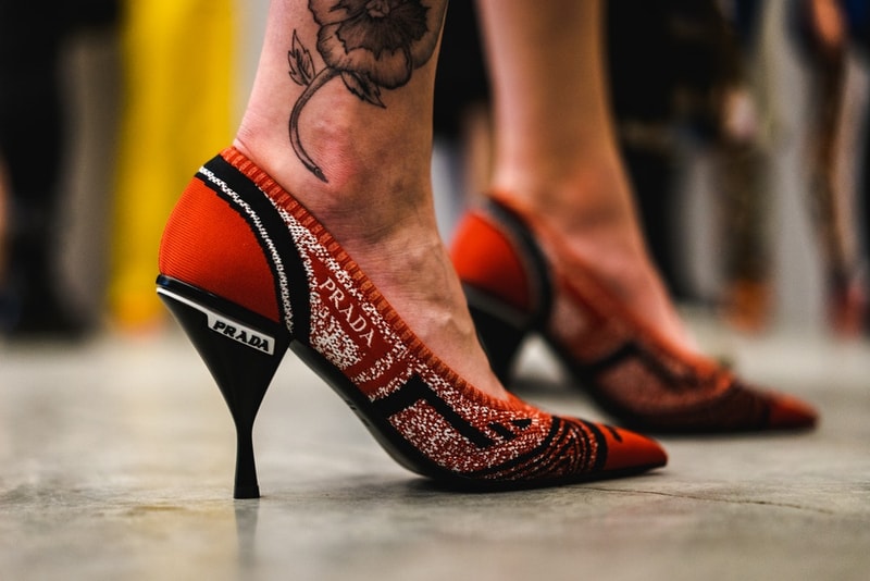 桁外れの高級感で観客を圧倒した Prada 2019年リゾートコレクションの舞台裏に密着 メゾンブランドとしての本気が垣間見えるファブリックデザインをご堪能あれ Prada Sport Prada プラダ ミラノ ニューヨーク 2019年リゾートコレクション 幾何学模様 ジャカード織 ファブリック デザイン パイロット帽 舞台裏 HYPEBEAST ハイプビースト
