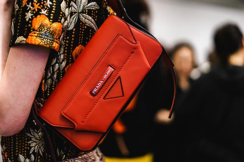 桁外れの高級感で観客を圧倒した Prada 2019年リゾートコレクションの舞台裏に密着 メゾンブランドとしての本気が垣間見えるファブリックデザインをご堪能あれ Prada Sport Prada プラダ ミラノ ニューヨーク 2019年リゾートコレクション 幾何学模様 ジャカード織 ファブリック デザイン パイロット帽 舞台裏 HYPEBEAST ハイプビースト