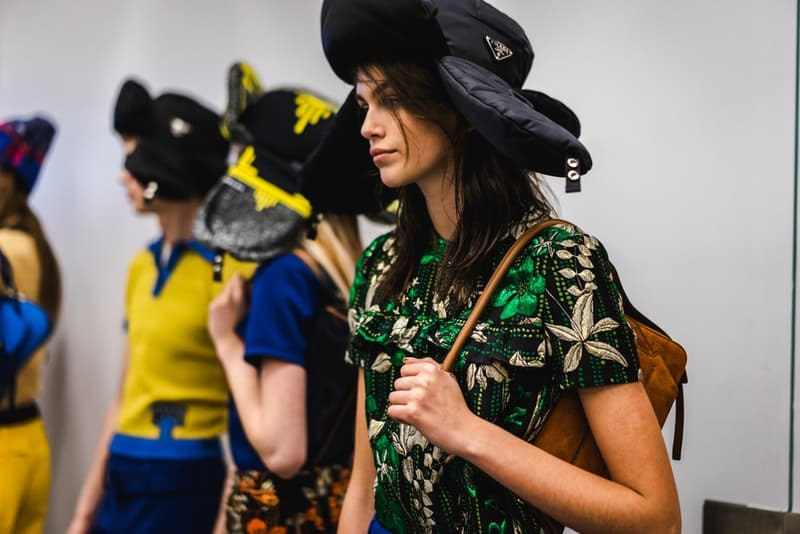 桁外れの高級感で観客を圧倒した Prada 2019年リゾートコレクションの舞台裏に密着 メゾンブランドとしての本気が垣間見えるファブリックデザインをご堪能あれ Prada Sport Prada プラダ ミラノ ニューヨーク 2019年リゾートコレクション 幾何学模様 ジャカード織 ファブリック デザイン パイロット帽 舞台裏 HYPEBEAST ハイプビースト