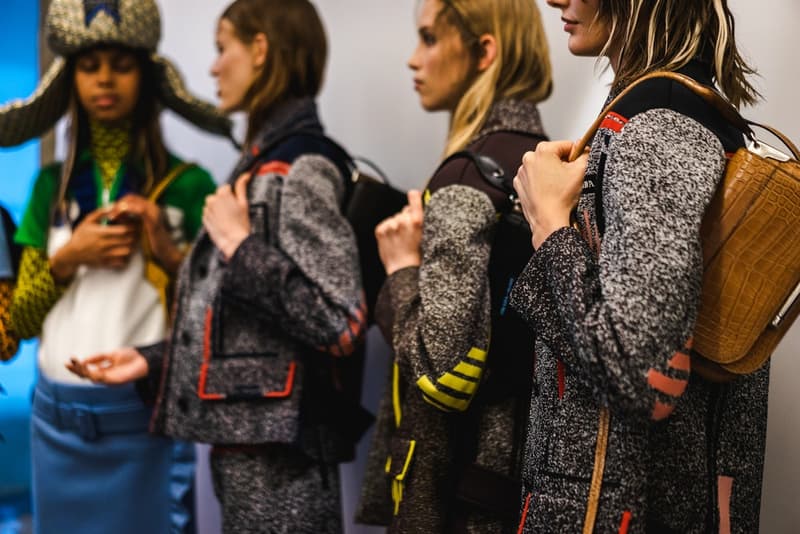 桁外れの高級感で観客を圧倒した Prada 2019年リゾートコレクションの舞台裏に密着 メゾンブランドとしての本気が垣間見えるファブリックデザインをご堪能あれ Prada Sport Prada プラダ ミラノ ニューヨーク 2019年リゾートコレクション 幾何学模様 ジャカード織 ファブリック デザイン パイロット帽 舞台裏 HYPEBEAST ハイプビースト