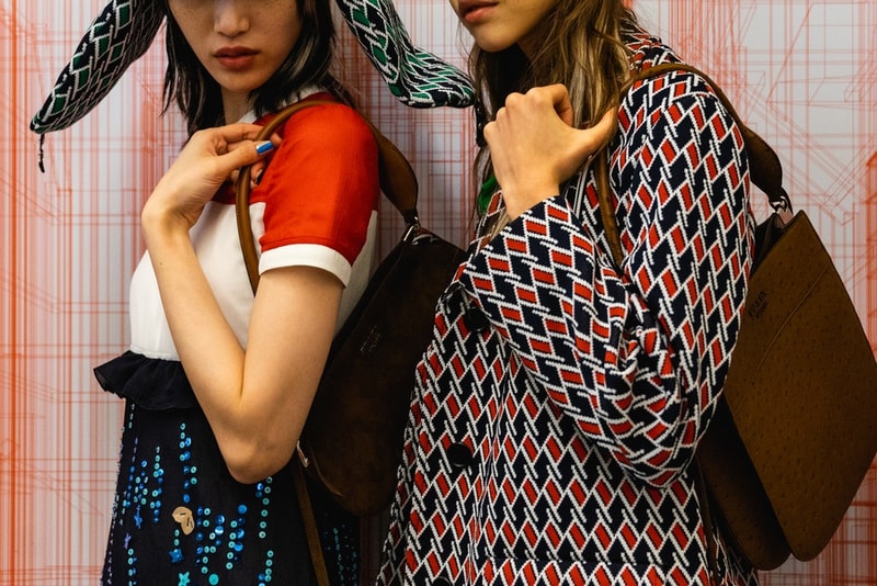 桁外れの高級感で観客を圧倒した Prada 2019年リゾートコレクションの舞台裏に密着 メゾンブランドとしての本気が垣間見えるファブリックデザインをご堪能あれ Prada Sport Prada プラダ ミラノ ニューヨーク 2019年リゾートコレクション 幾何学模様 ジャカード織 ファブリック デザイン パイロット帽 舞台裏 HYPEBEAST ハイプビースト