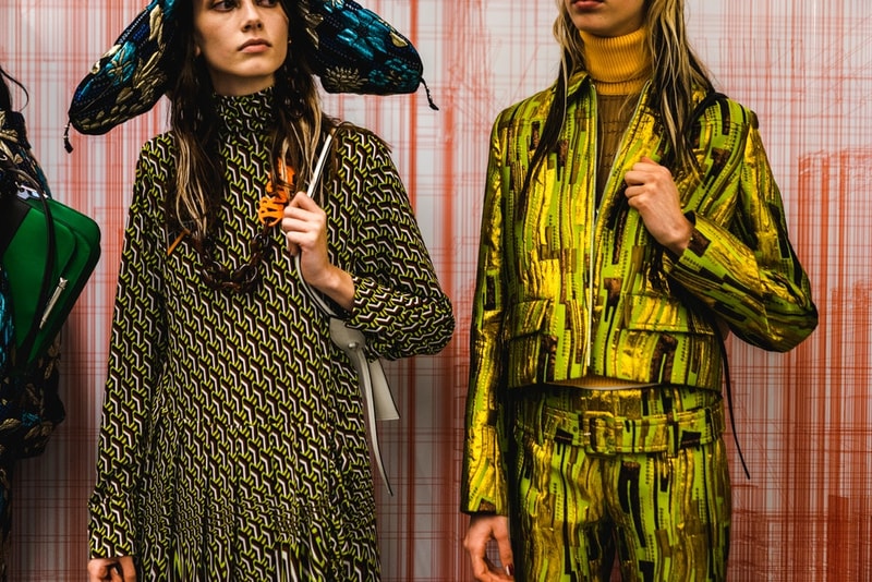 桁外れの高級感で観客を圧倒した Prada 2019年リゾートコレクションの舞台裏に密着 メゾンブランドとしての本気が垣間見えるファブリックデザインをご堪能あれ Prada Sport Prada プラダ ミラノ ニューヨーク 2019年リゾートコレクション 幾何学模様 ジャカード織 ファブリック デザイン パイロット帽 舞台裏 HYPEBEAST ハイプビースト