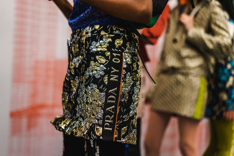 桁外れの高級感で観客を圧倒した Prada 2019年リゾートコレクションの舞台裏に密着 メゾンブランドとしての本気が垣間見えるファブリックデザインをご堪能あれ Prada Sport Prada プラダ ミラノ ニューヨーク 2019年リゾートコレクション 幾何学模様 ジャカード織 ファブリック デザイン パイロット帽 舞台裏 HYPEBEAST ハイプビースト