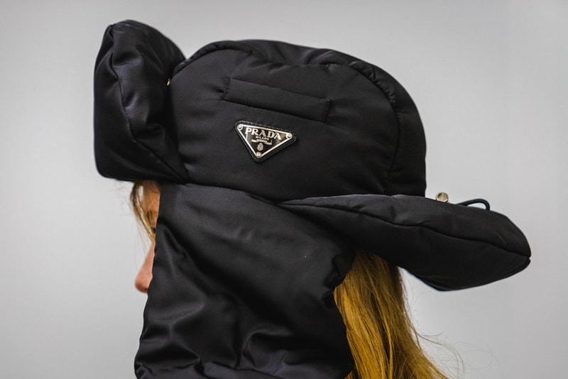 桁外れの高級感で観客を圧倒した Prada 2019年リゾートコレクションの舞台裏に密着 メゾンブランドとしての本気が垣間見えるファブリックデザインをご堪能あれ Prada Sport Prada プラダ ミラノ ニューヨーク 2019年リゾートコレクション 幾何学模様 ジャカード織 ファブリック デザイン パイロット帽 舞台裏 HYPEBEAST ハイプビースト