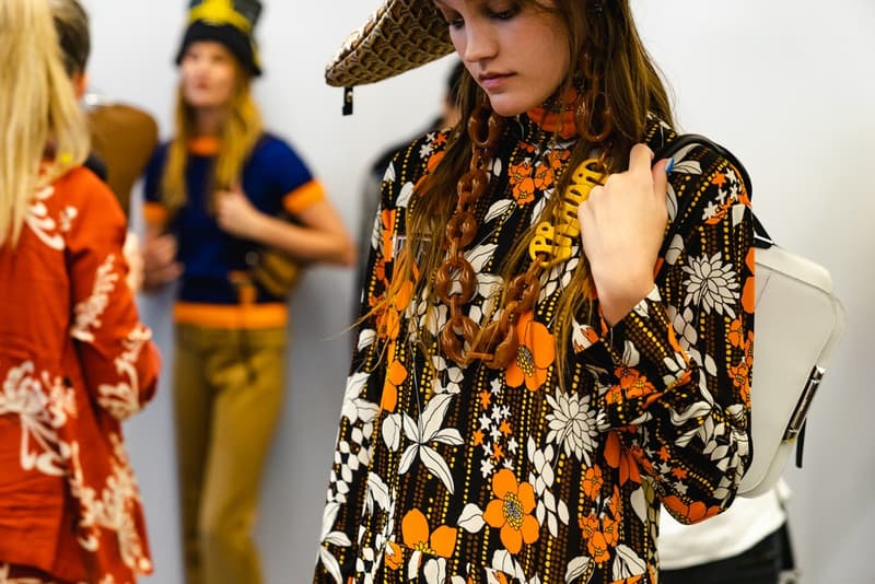 桁外れの高級感で観客を圧倒した Prada 2019年リゾートコレクションの舞台裏に密着 メゾンブランドとしての本気が垣間見えるファブリックデザインをご堪能あれ Prada Sport Prada プラダ ミラノ ニューヨーク 2019年リゾートコレクション 幾何学模様 ジャカード織 ファブリック デザイン パイロット帽 舞台裏 HYPEBEAST ハイプビースト