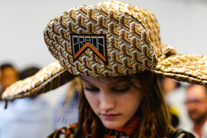 桁外れの高級感で観客を圧倒した Prada 2019年リゾートコレクションの舞台裏に密着 メゾンブランドとしての本気が垣間見えるファブリックデザインをご堪能あれ Prada Sport Prada プラダ ミラノ ニューヨーク 2019年リゾートコレクション 幾何学模様 ジャカード織 ファブリック デザイン パイロット帽 舞台裏 HYPEBEAST ハイプビースト