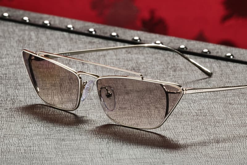 Prada が六本木ヒルズと大丸心斎橋店にて期間限定ポップアップを開催 2018年秋冬コレクションで注目されるオランダ人建築家、レム・コールハース率いるデザインオフィス「OMA」とのコラボバッグやアクセサリーも登場 Prada プラダ Prada Sport 6月2日（土） 同月19日（火） 7月22日（日） 8月4日（土） 六本木ヒルズ 大丸心斎橋店 Prada Silver Line プラダ シルバーライン Rem Koolhaas レム・コールハース OMA バナナ 恐竜 50年代 流線型車両 架空列車 HYPEBEAST ハイプビースト