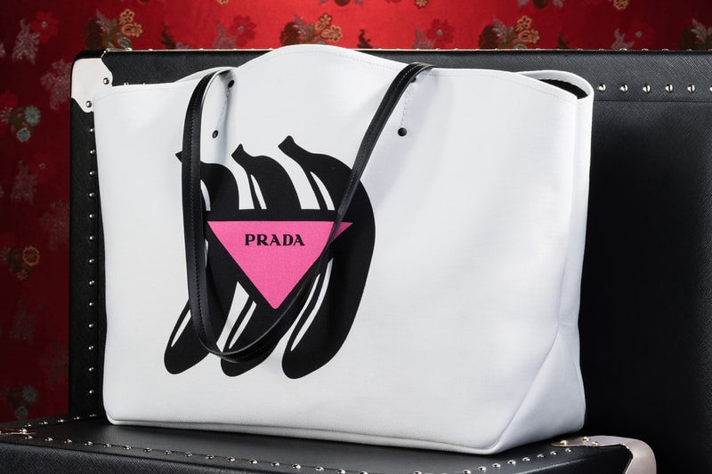 Prada が六本木ヒルズと大丸心斎橋店にて期間限定ポップアップを開催 2018年秋冬コレクションで注目されるオランダ人建築家、レム・コールハース率いるデザインオフィス「OMA」とのコラボバッグやアクセサリーも登場 Prada プラダ Prada Sport 6月2日（土） 同月19日（火） 7月22日（日） 8月4日（土） 六本木ヒルズ 大丸心斎橋店 Prada Silver Line プラダ シルバーライン Rem Koolhaas レム・コールハース OMA バナナ 恐竜 50年代 流線型車両 架空列車 HYPEBEAST ハイプビースト