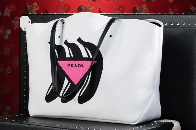 Prada が六本木ヒルズと大丸心斎橋店にて期間限定ポップアップを開催 2018年秋冬コレクションで注目されるオランダ人建築家、レム・コールハース率いるデザインオフィス「OMA」とのコラボバッグやアクセサリーも登場 Prada プラダ Prada Sport 6月2日(土) 同月19日(火) 7月22日(日) 8月4日(土) 六本木ヒルズ 大丸心斎橋店 Prada Silver Line プラダ シルバーライン Rem Koolhaas レム・コールハース OMA バナナ 恐竜 50年代 流線型車両 架空列車 HYPEBEAST ハイプビースト