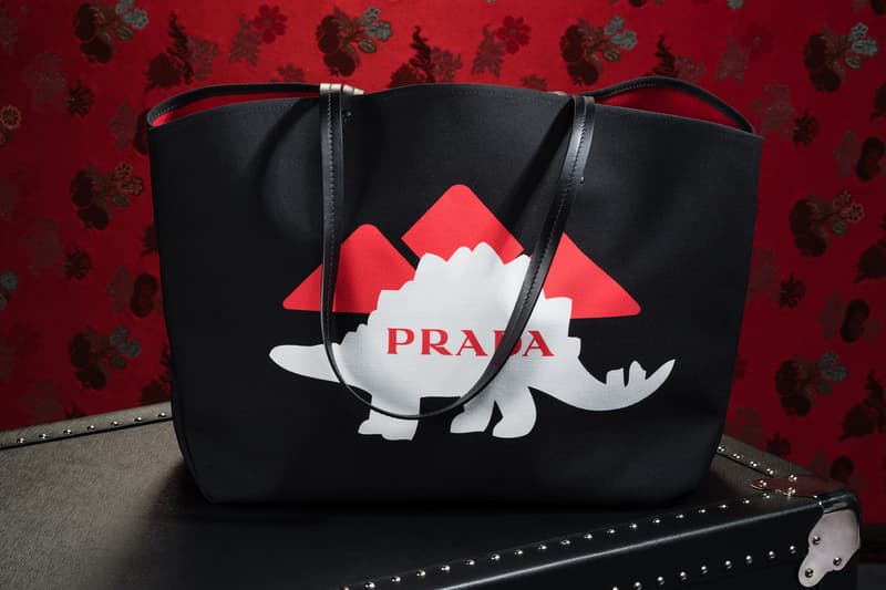 Prada が六本木ヒルズと大丸心斎橋店にて期間限定ポップアップを開催 2018年秋冬コレクションで注目されるオランダ人建築家、レム・コールハース率いるデザインオフィス「OMA」とのコラボバッグやアクセサリーも登場 Prada プラダ Prada Sport 6月2日（土） 同月19日（火） 7月22日（日） 8月4日（土） 六本木ヒルズ 大丸心斎橋店 Prada Silver Line プラダ シルバーライン Rem Koolhaas レム・コールハース OMA バナナ 恐竜 50年代 流線型車両 架空列車 HYPEBEAST ハイプビースト